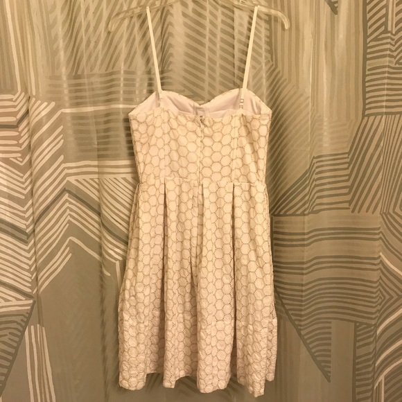 Isaac Mizrahi White & Gold Honeycomb Pattern Dress - Picture 2 of 4